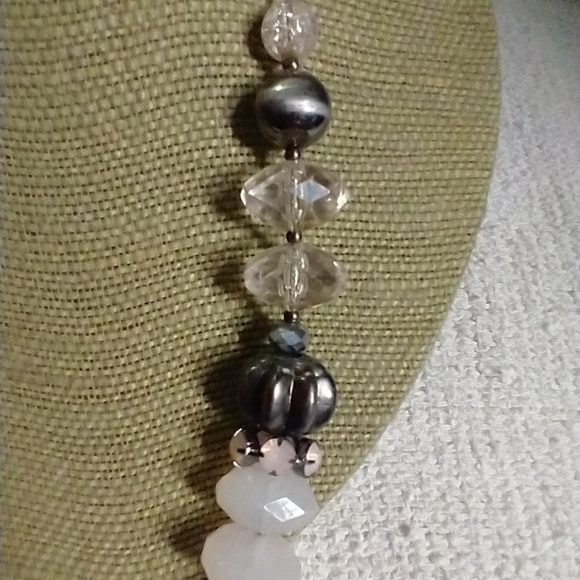 NY gunmetal tone chain Pink beaded crackle faceted rhinestone necklace - Picture 4 of 6